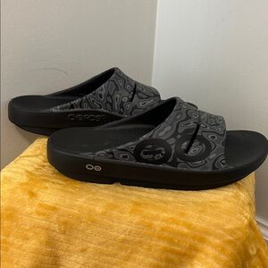 Black and Gray OOFOS Patterned Slides
